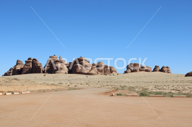 التكوينات الصخرية في المناطق الصحراوية بمحافظة العلا، الطبيعة الصحراوية، المرتفعات الجبلية بالعلا في المملكة العربية السعودية، معالم اثرية تاريخية قديمة، أماكن سياحية