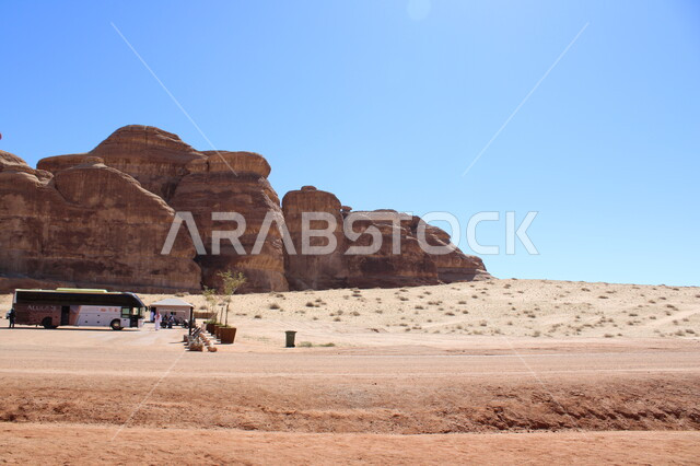 التكوينات الصخرية في محافظة العلا بالمملكة العربية السعودية، باص نقل السياح، معالم اثرية تاريخية قديمة، القمم والمرتفعات الصخرية، الطبيعة الصحراوية، السياحة في السعودية