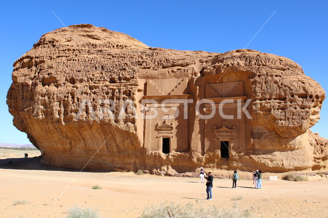 مجموعة من السياح في محافظة العلا في المملكة العربية السعودية، الطبيعة الصحراوية، المرتفعات الجبلية، التكوينات الصخرية، معالم أثرية تاريخية قديمة، المناطق الصحراوية، اماكن سياحية في سعودية