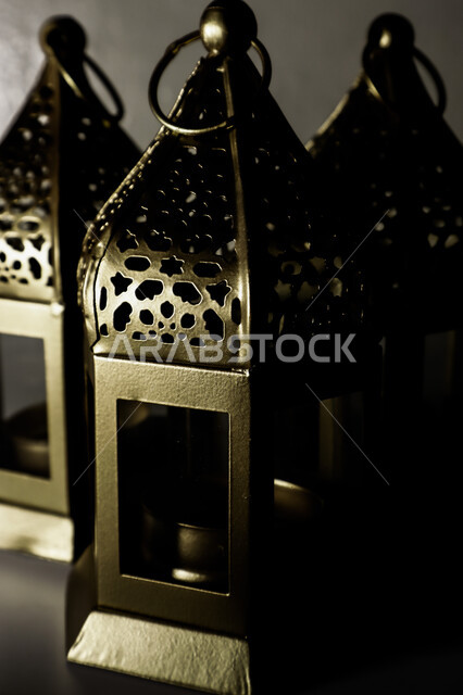 فوانيس عربية تقليدية معدنية، إضاءة وزينة شهر رمضان، تحف رمضانيه, الإحتفال بقدوم شهر رمضان، ديكورات وزينة , اجواء رمضانية ,خلفية سوداء .