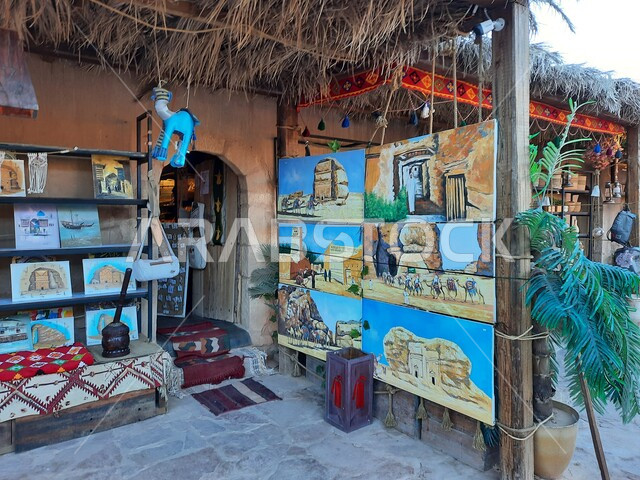 منظر جميل لشوارع مدينة العلا القديمة ، قرية العلا التراثية بالمملكة العربية السعودية ، مباني طينية قديمة ، حضارة العلا العربية الإسلامية القديمة ،  معالم تاريخية سياحية.