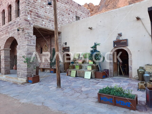 منظر جميل لشوارع مدينة العلا القديمة ، قرية العلا التراثية بالمملكة العربية السعودية ، مباني طينية قديمة ، حضارة العلا العربية الإسلامية القديمة ،  معالم تاريخية سياحية.