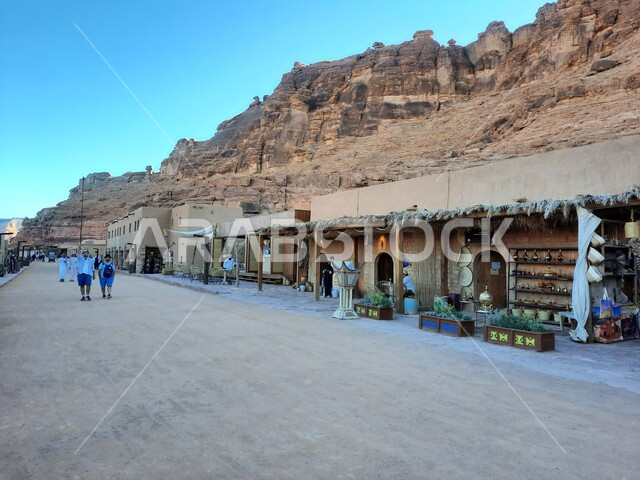 منظر جميل لشوارع مدينة العلا القديمة ، قرية العلا التراثية بالمملكة العربية السعودية ، مباني طينية قديمة ، حضارة العلا العربية الإسلامية القديمة ،  معالم تاريخية سياحية.