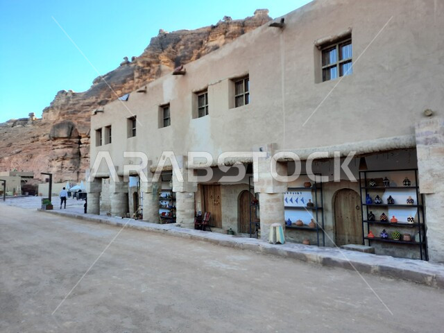 منظر جميل لشوارع مدينة العلا القديمة ، قرية العلا التراثية بالمملكة العربية السعودية ، مباني طينية قديمة ، حضارة العلا العربية الإسلامية القديمة ،  معالم تاريخية سياحية.