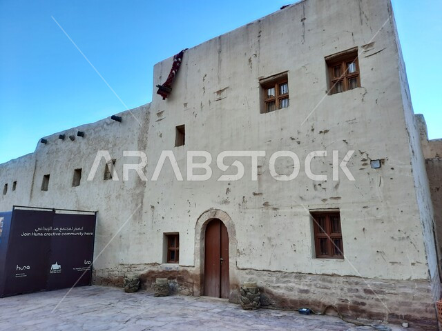 منظر جميل لشوارع مدينة العلا القديمة ، قرية العلا التراثية بالمملكة العربية السعودية ، مباني طينية قديمة ، حضارة العلا العربية الإسلامية القديمة ،  معالم تاريخية سياحية.