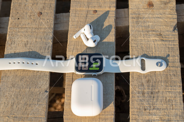 سماعات أذن لاسلكية ، إكسسوارات خاصة بالأجهزة التقنية الحديثة ، سماعة لاسلكية ، ساعة اليد