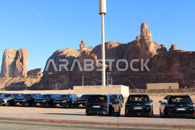 مجموعة من سيارات الجيب السوداء في محافظة العلا بالمملكة العربية السعودية، التكوينات الصخرية، معالم اثرية تاريخية قديمة، القمم والمرتفعات الصخرية، الطبيعة الصحراوية، اماكن سياحية