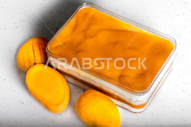 قالب شهي من كيك المانجو ، كيك مع طبقات الكريمة والمانجو الطازج ، حلويات وسكريات ، قوالب  حلوى بالفواكه الطبيعية  , خلفية بيضاء .