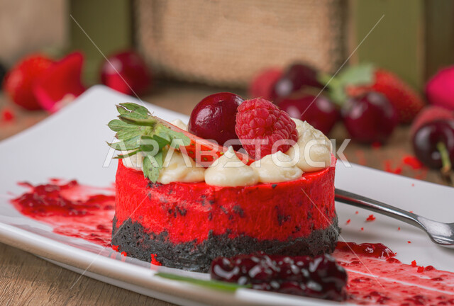 قطعه شهية من التشيز كيك بالكاكاو والتوت الصغيرة، مزينة بالكريمة، حلا شرقي، حلويات وسكريات، قطع الحلوى الشهية، التحلاية، حلويات باردة ,تشيز كيك .