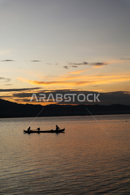 صورة جمالية لغروب الشمس على شاطئ بحر سلطنة عمان ، منظر الغروب على الشاطئ ، مناظر طبيعية خلابة في سماء سلطنة عمان ، الواجهة البحرية في سلطنة عمان ، أماكن سياحية ساحلية في سلطنة عمان .