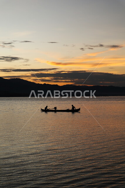 صورة جمالية لغروب الشمس على شاطئ بحر سلطنة عمان ، منظر الغروب على الشاطئ ، مناظر طبيعية خلابة في سماء سلطنة عمان ، الواجهة البحرية في سلطنة عمان ، أماكن سياحية ساحلية في سلطنة عمان .