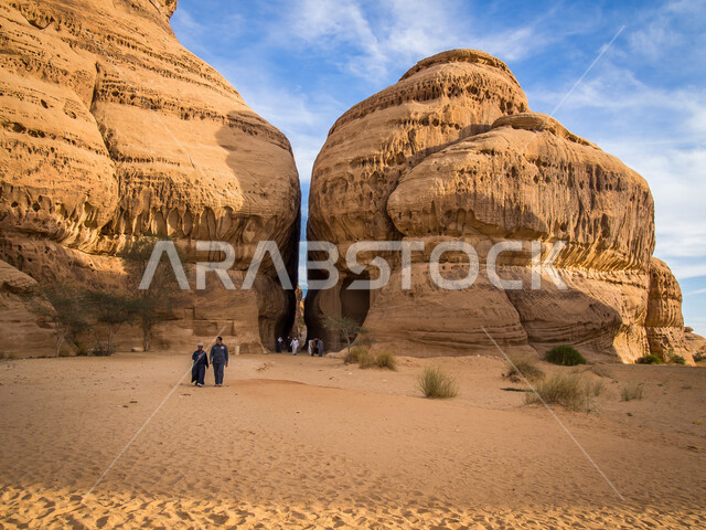 مجموعة من السياح في محافظة العلا بالمملكة العربية السعودية، التكوينات الصخرية الطبيعية، معالم اثرية تاريخية قديمة، القمم الصخرية، رحلات سياحية، الطبيعة الصحراوية، اماكن سياحية