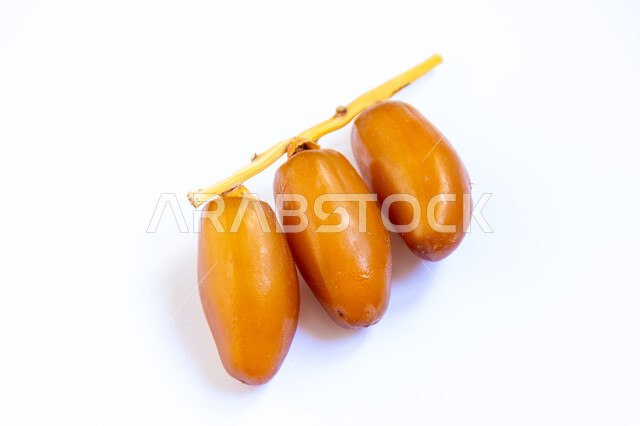 حبات التمر الصحي معزولة على خلفية بيضاء ، تمر دقلة نور ، ضيافة رمضانية ، التمور ، وجبة ذات قيمة غذائية