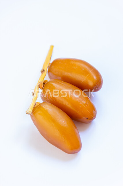 حبات التمر الصحي معزولة على خلفية بيضاء ، تمر دقلة نور ، ضيافة رمضانية ، التمور ، وجبة ذات قيمة غذائية