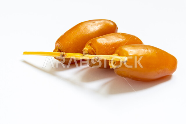 حبات التمر الصحي معزولة على خلفية بيضاء ، تمر دقلة نور ، ضيافة رمضانية ، التمور ، وجبة ذات قيمة غذائية