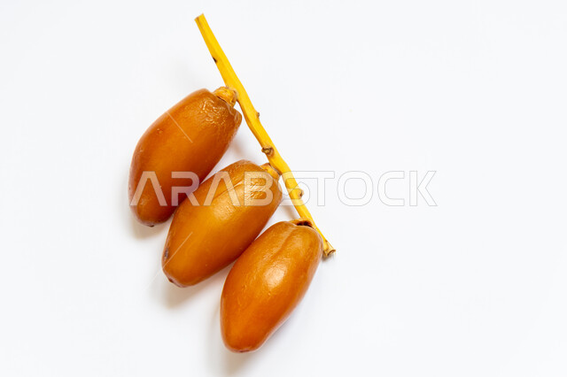 حبات التمر الصحي معزولة على خلفية بيضاء ، تمر دقلة نور ، ضيافة رمضانية ، التمور ، وجبة ذات قيمة غذائية