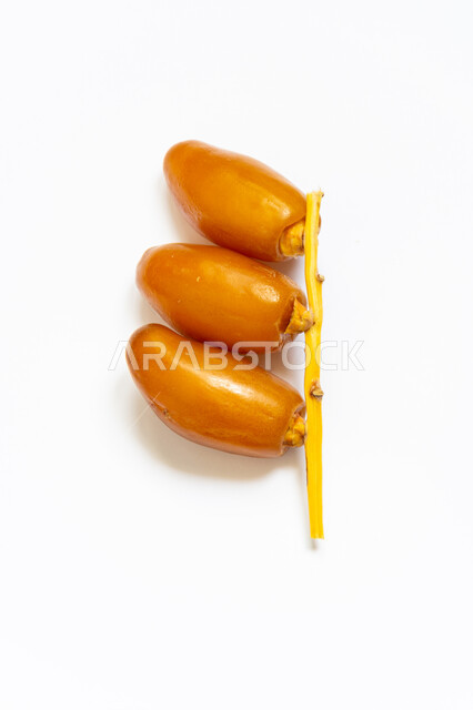 حبات التمر الصحي معزولة على خلفية بيضاء ، تمر دقلة نور ، ضيافة رمضانية ، التمور ، وجبة ذات قيمة غذائية