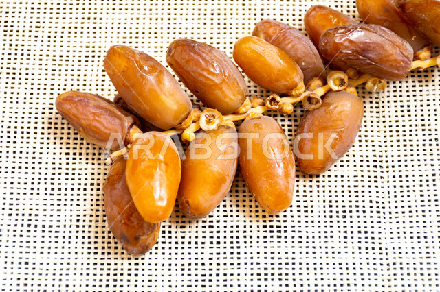 عرجون من التمر الصحي ، تمر دقلة نور ، ضيافة رمضانية ، التمور ، وجبة ذات قيمة غذائية