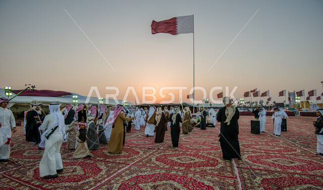 احتفال مجموعة من القبائل باليوم الوطني لدولة قطر ، فعاليات وأنشطة ثقافية في الدوحة ، علم قطر ، المناسبات والمهرجانات والأعياد ، التراث الشعبي