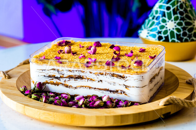 طبق من كيك البقلاوة الرمضانية المزينة بالزهور  ، حلا شرقي ، حلويات رمضانية ، حلويات وسكريات ، قطع الحلوى الشهية ، التحلية , خلفية بيضاء .