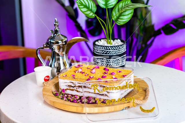 طبق من كيك البقلاوة الرمضانية المزينة بالزهور  ، حلا شرقي ، حلويات رمضانية ، حلويات وسكريات ، قطع الحلوى الشهية ، التحلية , خلفية بيضاء .