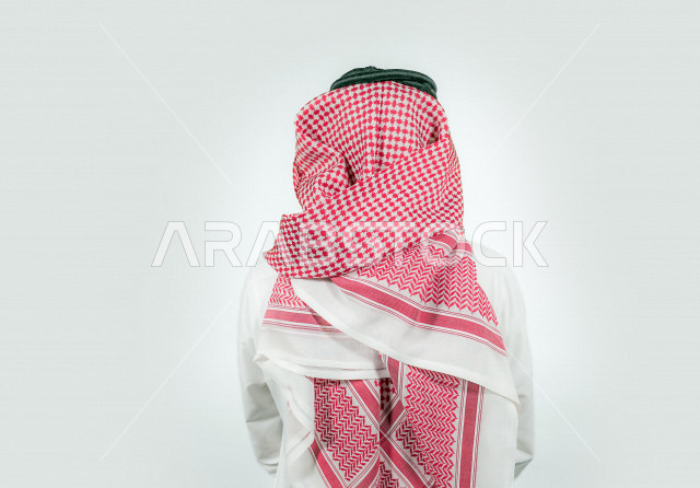 بورتريه من الخلف لرجل عربي خليجي سعودي يرتدي الزي التقليدي السعودي ، خلفية بيضاء