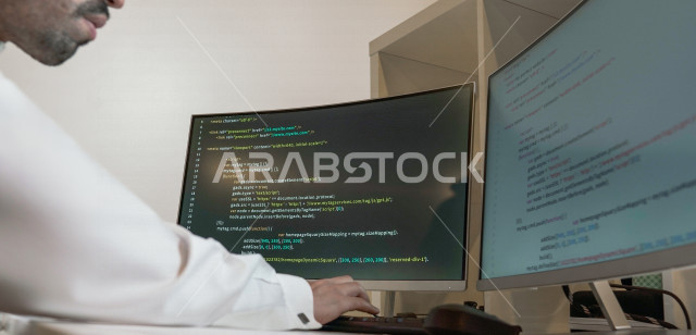 بورتريه لرجل عربي خليجي سعودي مبرمج يفوم بإدخال لغات البرمجة على الحاسوب ، يجلس على مكتبه مستعين بشاشتين لكتابة الأكواد ، خلفية بيضاء