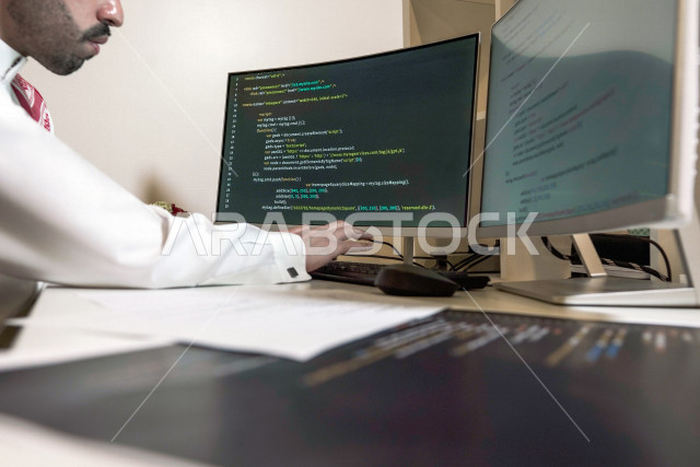 بورتريه لرجل عربي خليجي سعودي مبرمج يفوم بإدخال لغات البرمجة على الحاسوب ، يجلس على مكتبه مستعين بشاشتين لكتابة الأكواد ، خلفية بيضاء