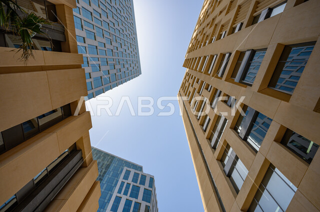 صورة بزاوية من الاسفل لمركز الملك عبدالله المالي في الرياض بالمملكة العربية السعودية، الأبراج وناطحات السحاب، معالم الرياض المشهورة، الفن الهندسي المعماري بالسعودية، السياحة في السعودية .