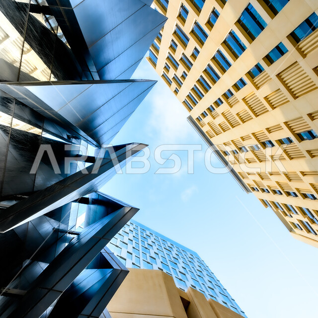 صورة بزاوية من الاسفل لمركز الملك عبدالله المالي في الرياض بالمملكة العربية السعودية، الأبراج وناطحات السحاب، معالم الرياض المشهورة، الفن الهندسي المعماري بالسعودية، السياحة في السعودية .