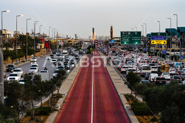 شارع الحافلات في مدينة الرياض في النهار ، طرق وشوارع الرياض، الفن الهندسي المعماري, زحمة محطات الحافلات .