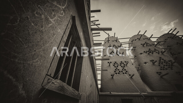 صورة بالأبيض والأسود  لأحد أبراج الحمام التاريخية في محافظة الدلم  القديمة في المملكة العربية السعودية، ابراج اثرية من الطين، بيوت الحمام، تربية الطيور ،  معالم سياحية في منطقة الدلم . 