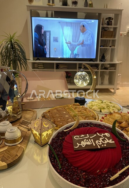 اجواء الاحتفال بشهر رمضان المبارك, مائدة طعام, زينة رمضان, هلال رمضان, رمضان كريم, حلويات وتهنئة بالشهر المبارك, حلوى شرقية .