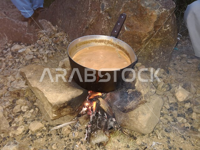 قدر مملوء يالشاي مع الحليب, شاي كرك, حليب بالزنجبيل, مشروبات شتويه ساخنة, رحلة بريه, اعداد الشاي في الهواء الطلق .