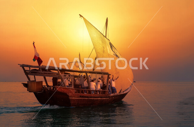 مركبة شراعية بأعلام الدول في البحر وقت الغروب ، بحر الدوحة بدولة قطر ، وسائل النقل البحرية ، قوارب النقل ، البحر ، أشعة الشمس
