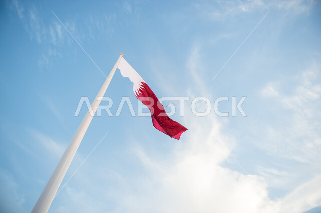 علم دولة قطر ، العلم الوطني القطري يرفرف عاليا ، الإحتفال باليوم الوطني القطري ، العيد الوطني 