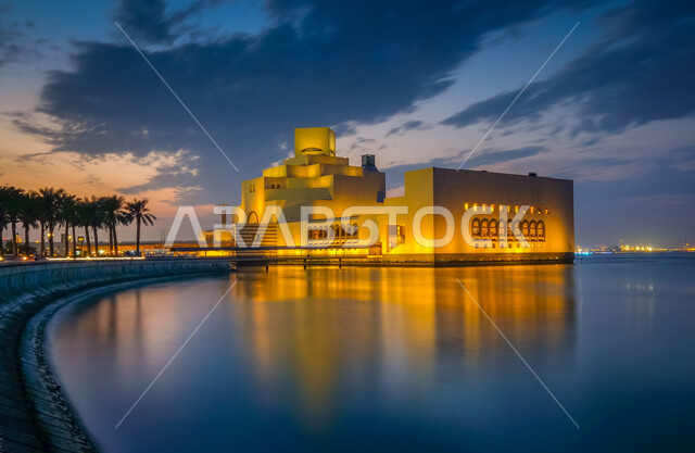 متحف الفن الاسلامي في مدينة الدوحة بقطر ليلا، كورنيش الدوحة، معالم الدوحة، الفن الهندسي المعماري، السياحة في قطر