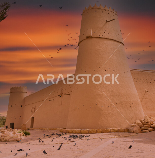 صورة مقربة لقصر المصمك التاريخي في الرياض بالمملكة العربية السعودية وقت غروب الشمس، معالم الرياض الاثرية، قصر المصمك، الهندسة المعمارية القديمة، السياحة في السعودية