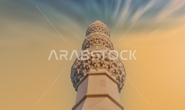 صورة من زاوية سفلية لمأذنة مسجد، تحفة معمارية، الفن الهندسي المعماري، العمارية الاسلامية، معالم اسلامية