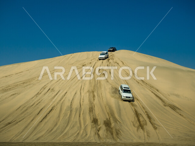 مغامرات سفاري على الكثبان الرملية، مغامرة قيادة سيارة الدفع الرباعي وسط الصحراء، سباق السيارات على الجبال الرملية، انشطة صحراوية ترفيهية، الكثبان الرملية الناعمة