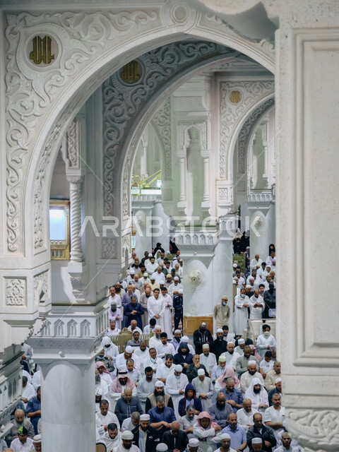 أداء الصلاة في الحرم المكي الشريف بمكة المكرمة في المملكة العربية السعودية ، مصلين في الحرم المكي ، معالم دينية , إسلاميات وعبادة , ديكورات وزخارف اسلامية