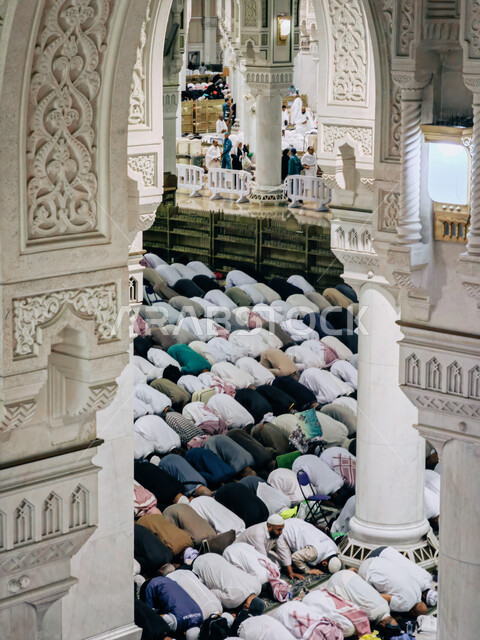 أداء الصلاة في الحرم المكي الشريف بمكة المكرمة في المملكة العربية السعودية ، مصلين في الحرم المكي ، معالم دينية , إسلاميات وعبادة , ديكورات وزخارف اسلامية ..