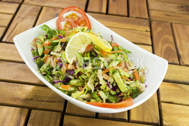  طبق سلطة الخضروات لجسم صحي و رشيق  , مقبلات باردة خفيفة صحية , خضروات طازجة , سلطة خضراء , فيتامينات ومعادن . 