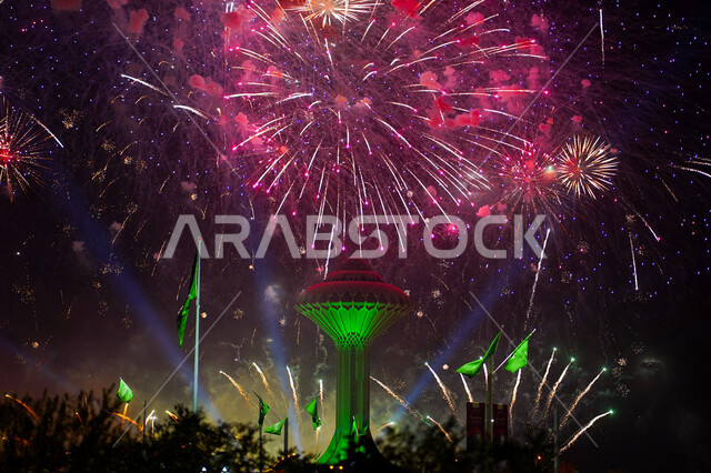 الالعاب النارية في فعاليات اليوم الوطني السعودي، برج المياه في الخبر بالمملكة العربية السعودية، برج مضيء باللون الاخضر، اعلام السعودية، يوم العلم السعودي، اليوم الوطني السعودي