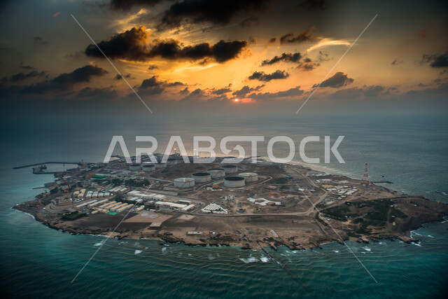 صورة علوية لجزيرة حالول في دولة قطر، السماء الملبدة بالغيوم، منطقة تخزين النقط، الحقول البحرية، محطة تحميل النفط، معالم دولة قطر