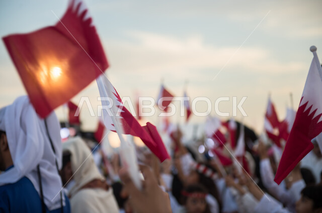 مجموعة من القطريين يرفعون اعلام دولة قطر، ذكرى اليوم الوطني القطري، العلم الوطني القطري، الإحتفال باليوم الوطني القطري، مناسبات قطر الوطنية 