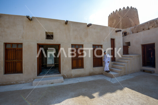رجل عربي خليجي قطري داخل قلعة الزبارة في دولة قطر، قلعة عسكرية، القلاع والحصون الاثرية، معالم قطر التاريخية
