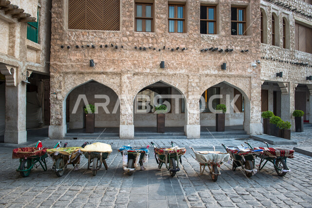 عربات صغيرة لتحميل البضائع في سوق واقف بمدينة الدوحة في قطر، معالم قطر المشهورة، عربة خاصة بحمل البضائع، سوق واقف، السياحة في قطر