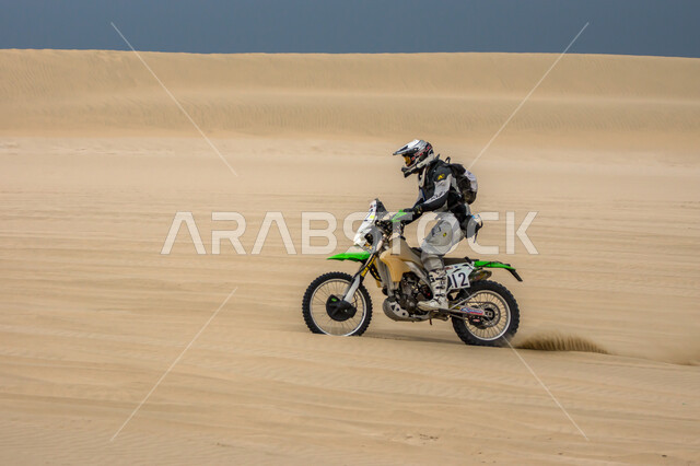 سباق الدراجات البخارية في المناطق الصحراوية، ركوب الدراجات النارية، الكثبان الرملية الناعمة، انشطة ترفيهية ومغامرات، هواية ركوب الدرجات، دراجة نارية، الطبيعة الصحراوية