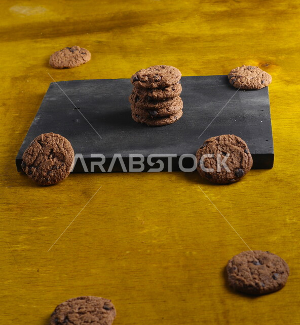 رقائق الشوكولاتة الساخنة  ، رقائق البسكويت  مع كرات من الشوكولاتة الداكنة  ، كوكيز ، بسكويت ، حلويات مخبوزة , خلفيات بنية .